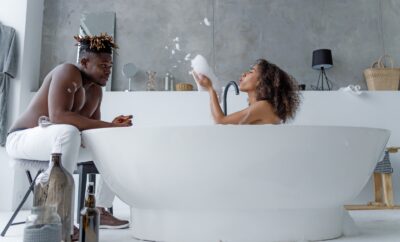 Baños sensuales en pareja: el nuevo ritual erótico